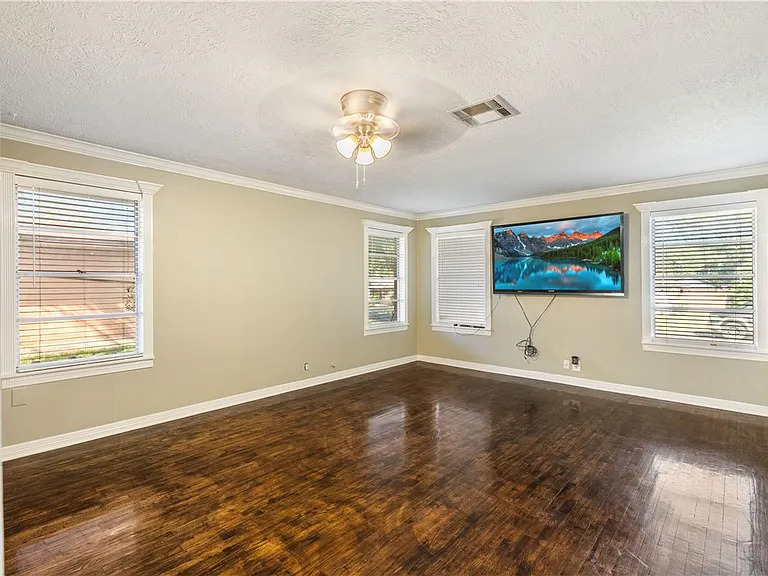 209 Helena St — Photo 2