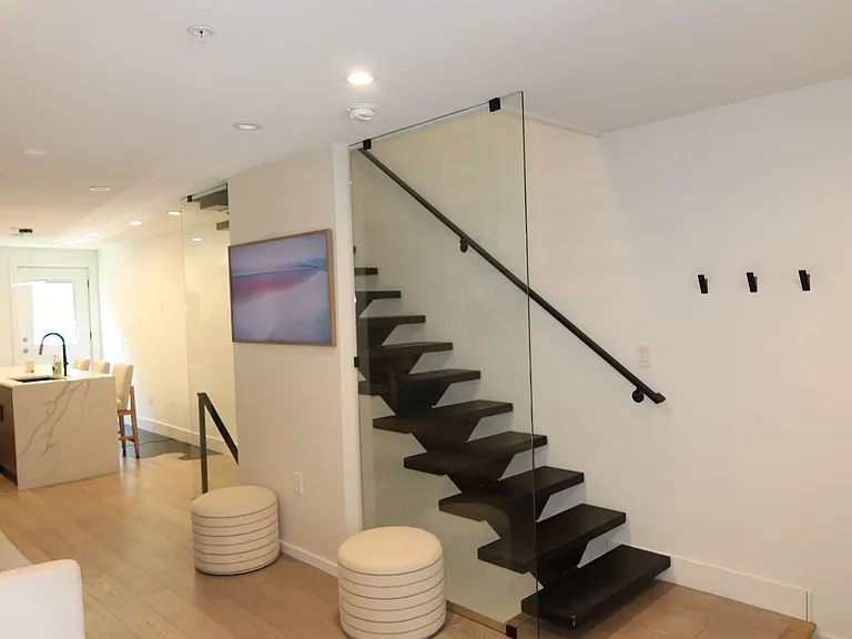 166 W Laurel St — Photo 2
