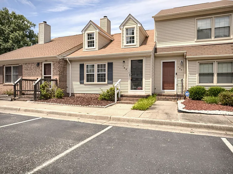 105 Beacon Way — Photo 1