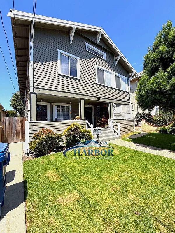 2 bed, 1.0 bath, 1100 sqft, $2,395 — Photo 2