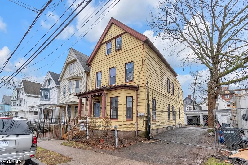 206 Taylor St photo 1