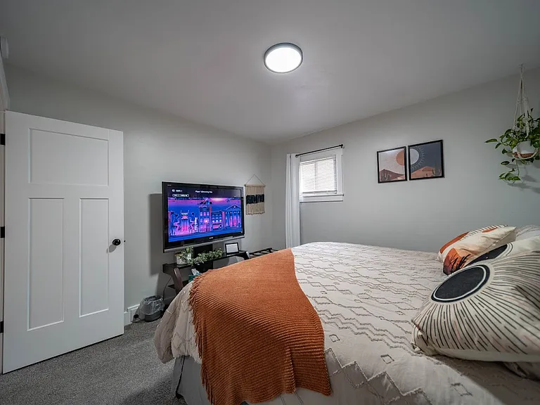 119 N 200 E — Photo 34