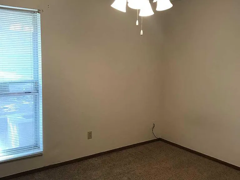 1104 E Edwards St — Photo 6