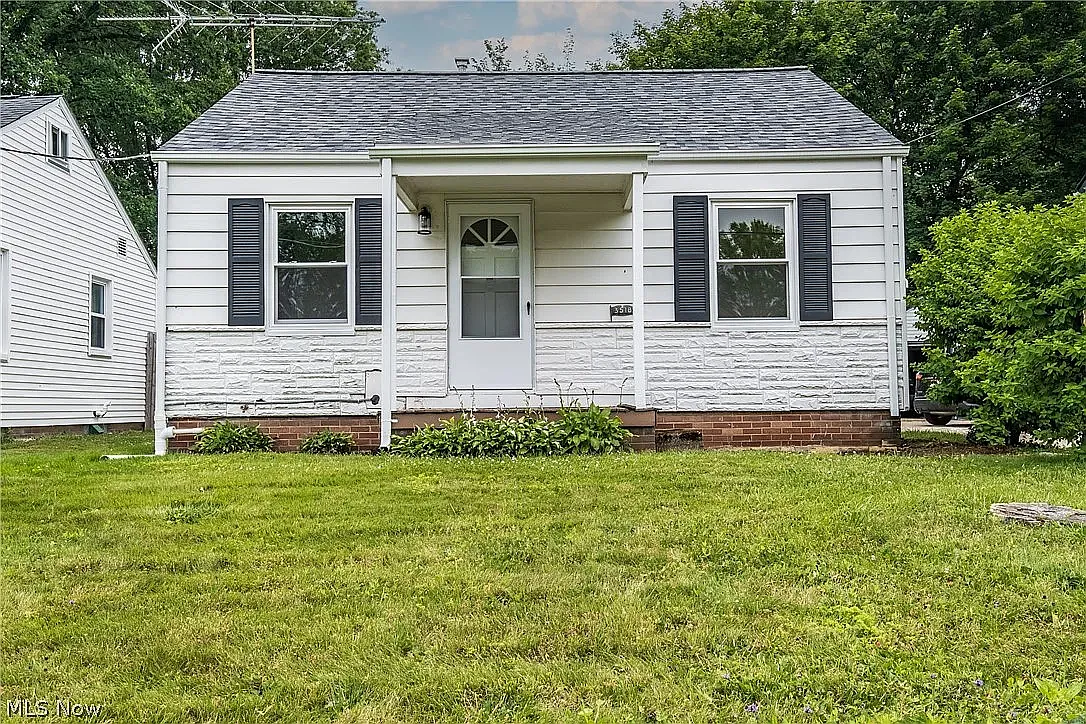 2 bed, 826 sqft, $1,300 — Photo 1