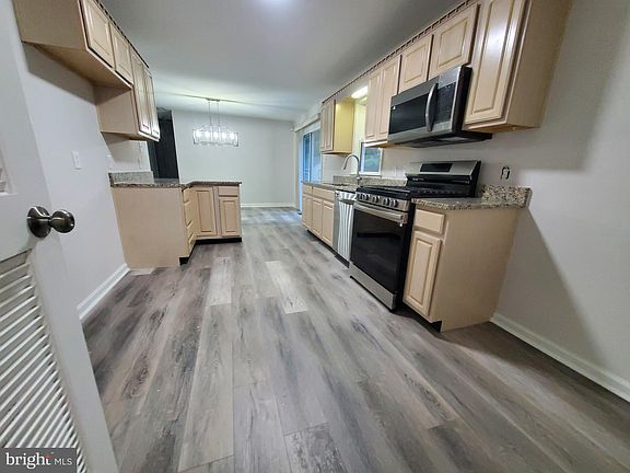 3rd image of 1600 Evergreen Blvd