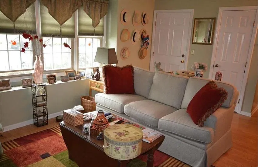 375 Glendale Ave — Photo 2