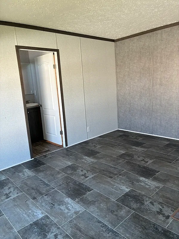 3 bed, 2.0 bath, 901 sqft, $950 — Photo 4