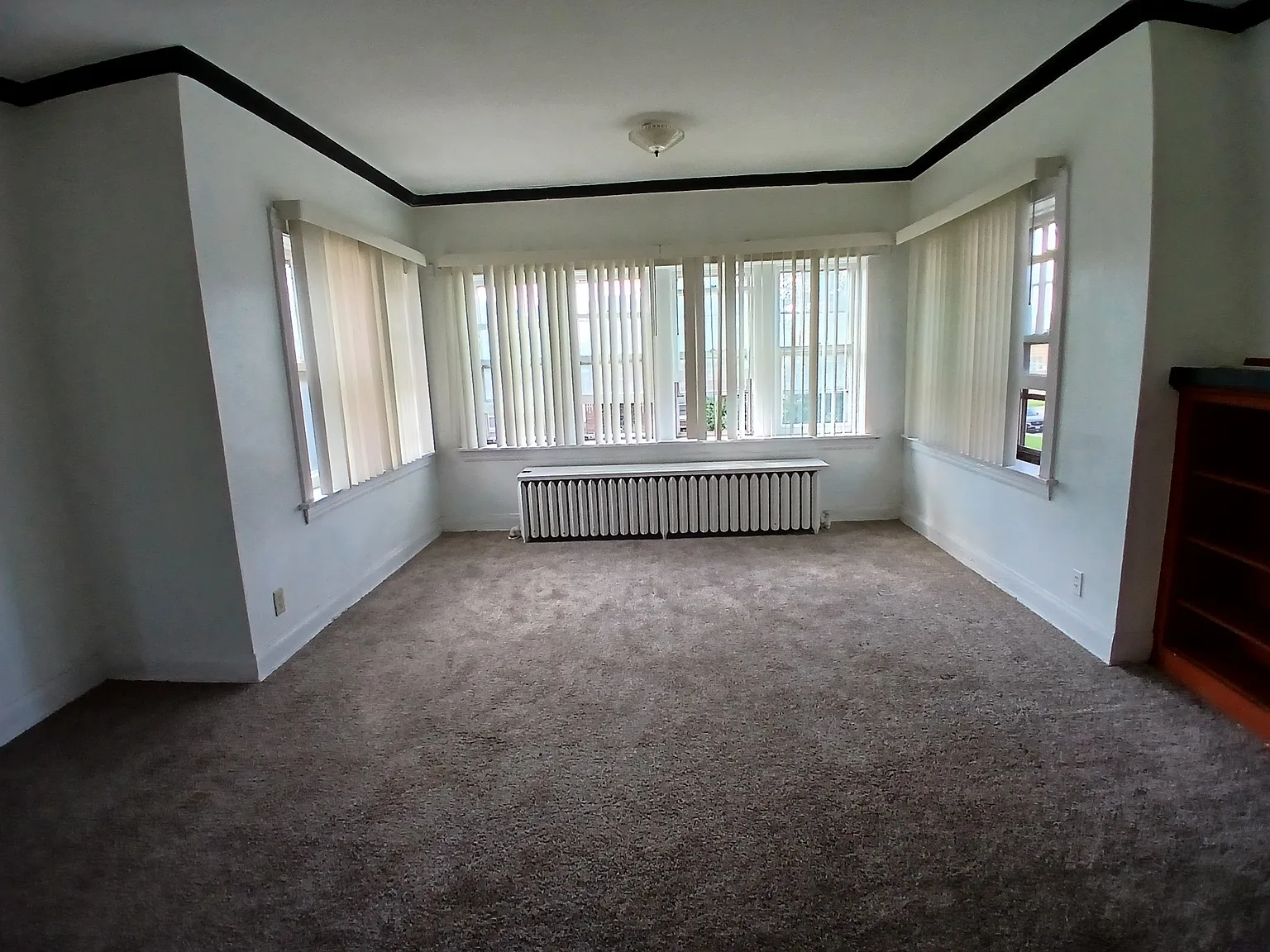 3 bed, 900 sqft, $1,900 — Photo 3