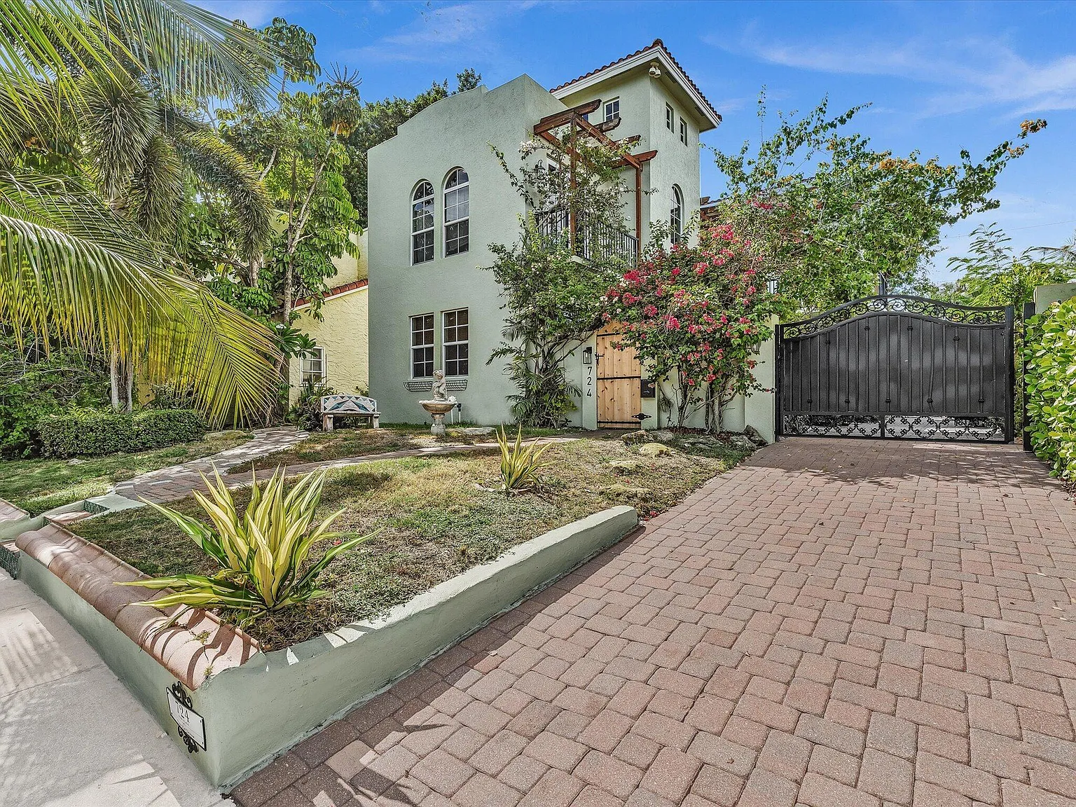 4 bed, 3.5 bath, 3258 sqft, $8,250 — Photo 3