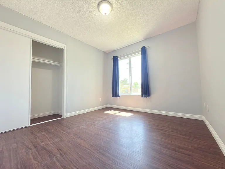 9845 Hayvenhurst Ave — Photo 9