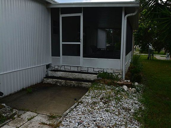 5th image of 330 Camelot Cir
