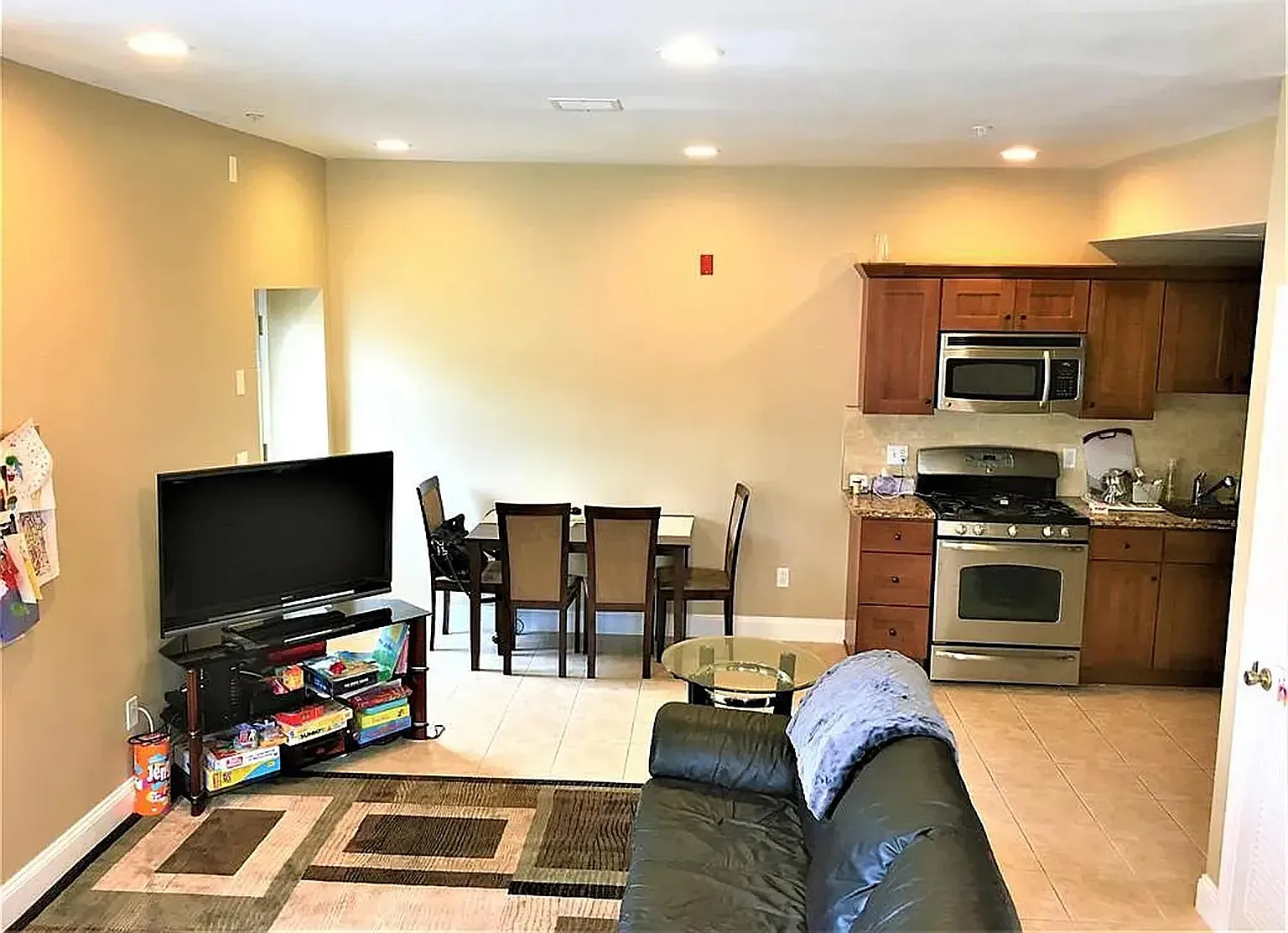 2 bed, 1000 sqft, $2,650 — Photo 2