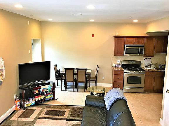 2nd image of 910 Saratoga St #15B