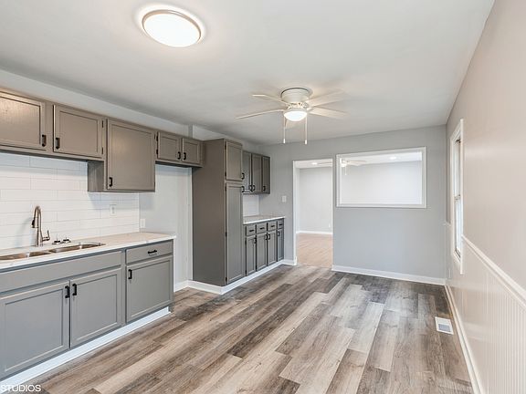 4th image of 22225 Paxton Ave