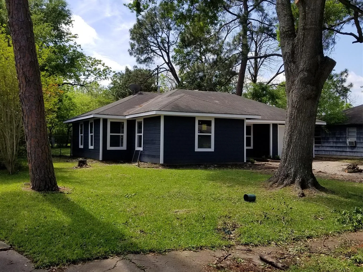 3 bed, 1.0 bath, 1144 sqft, $1,600 — Photo 2