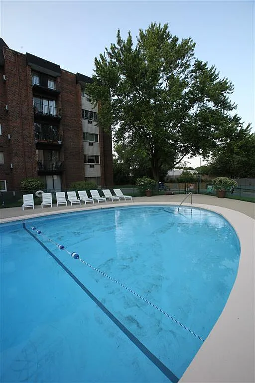 Lisle Station Apartments — Photo 4