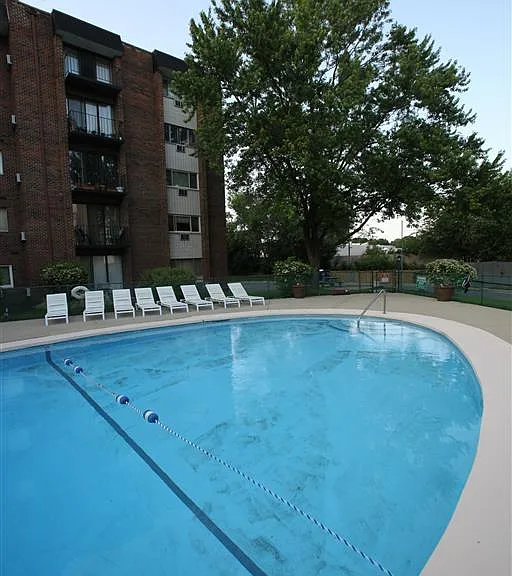 Lisle Station Apartments — Photo 4