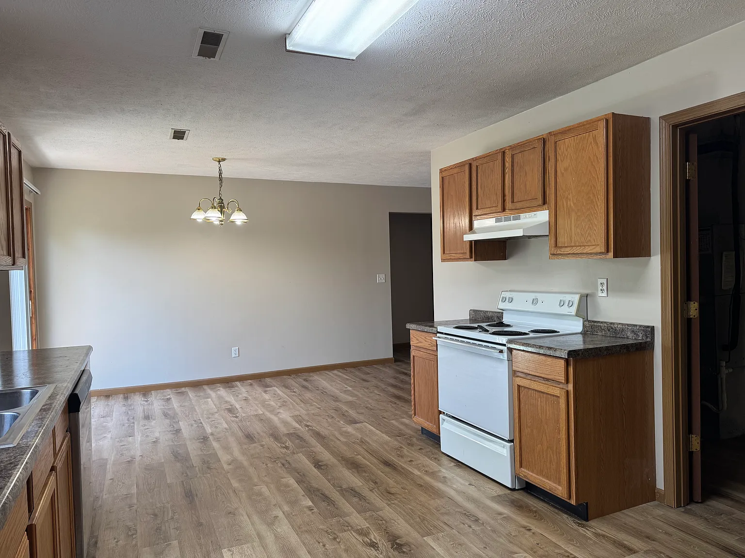 2 bed, 1.5 bath, 1200 sqft, $1,000 — Photo 3