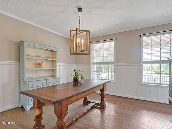 3rd image of 600 Colony Cir N