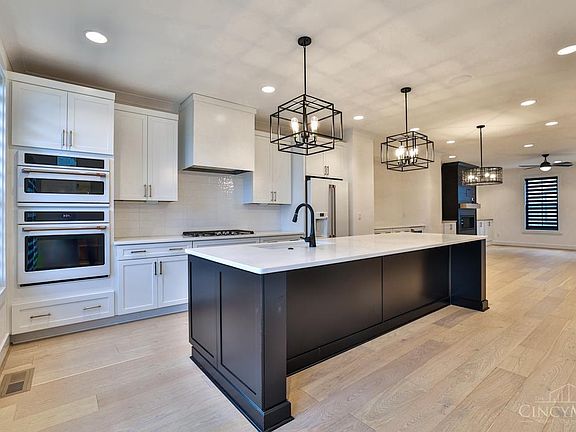 3rd image of 5029 Arabella Circle Blue