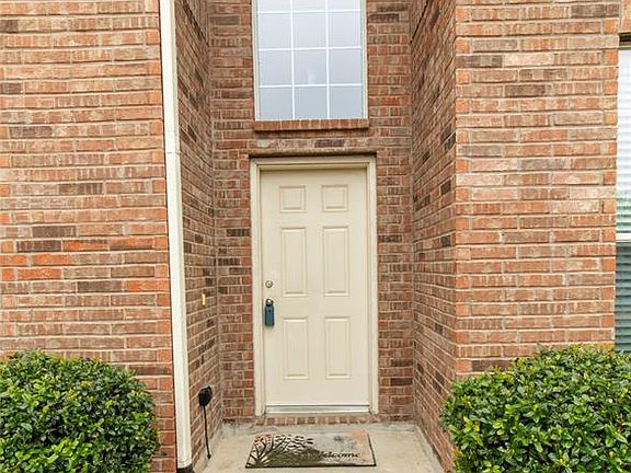 2nd image of 912 Crockett Dr