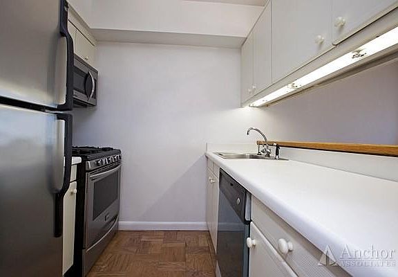 5th image of 415 E 37th St APT 5B