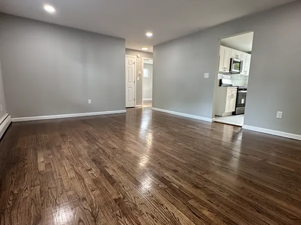 East Main Apartments, 187-193 E Main St #3, Middletown, CT 06457