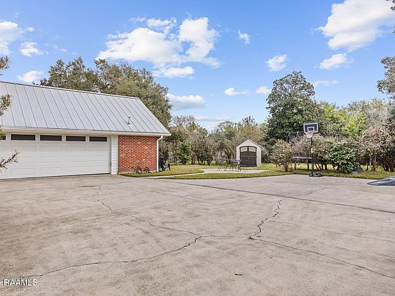 3rd image of 704 White Oak Dr