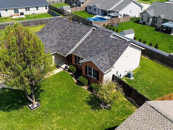 3rd image of 616 Garden Ct