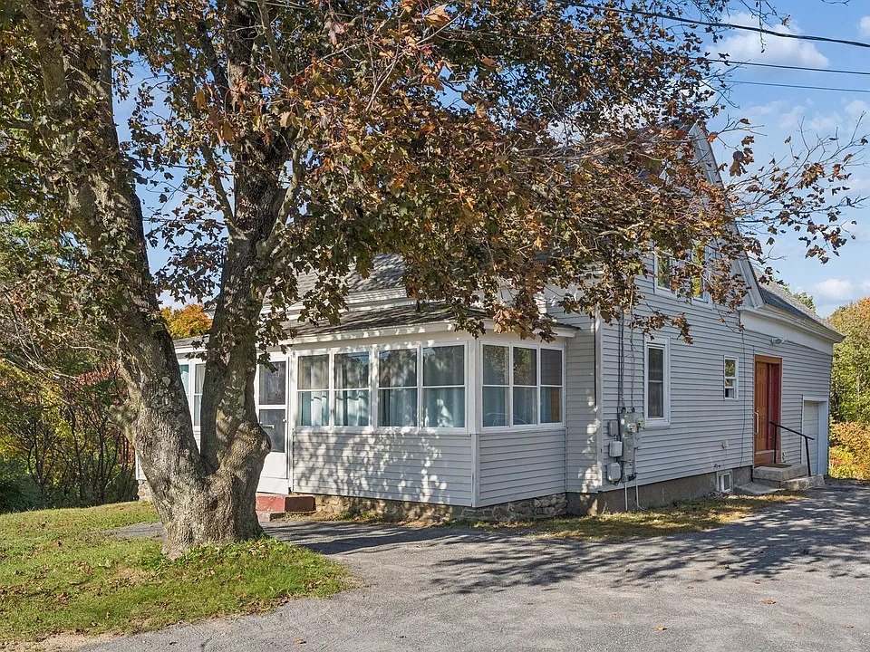 1572 Main St
