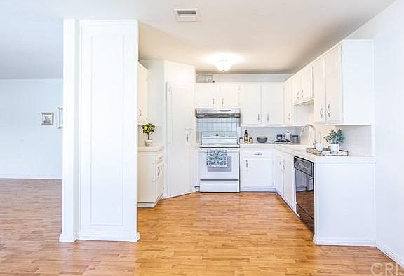 4th image of 18601 Collins St APT D22