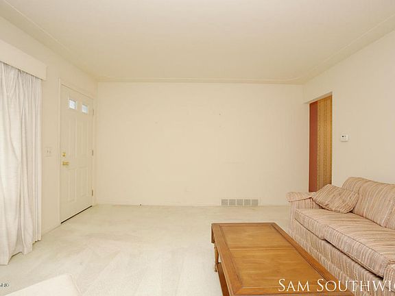 5th image of 1635 Fuller Ave NE