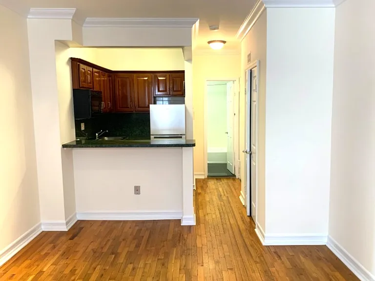908 Amsterdam Ave #2D — Photo 2