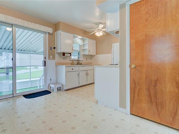 4th image of 137 Meyer Ave