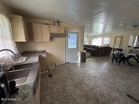 5th image of 401 Carpenter St