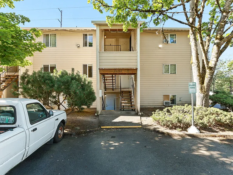 Charbern Apartments — Photo 40