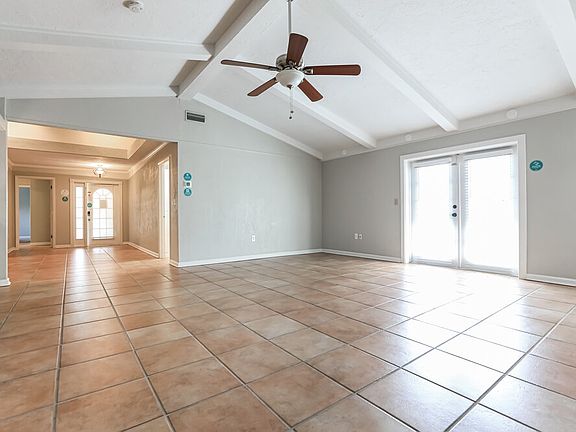 3rd image of 1304 Oak View Dr