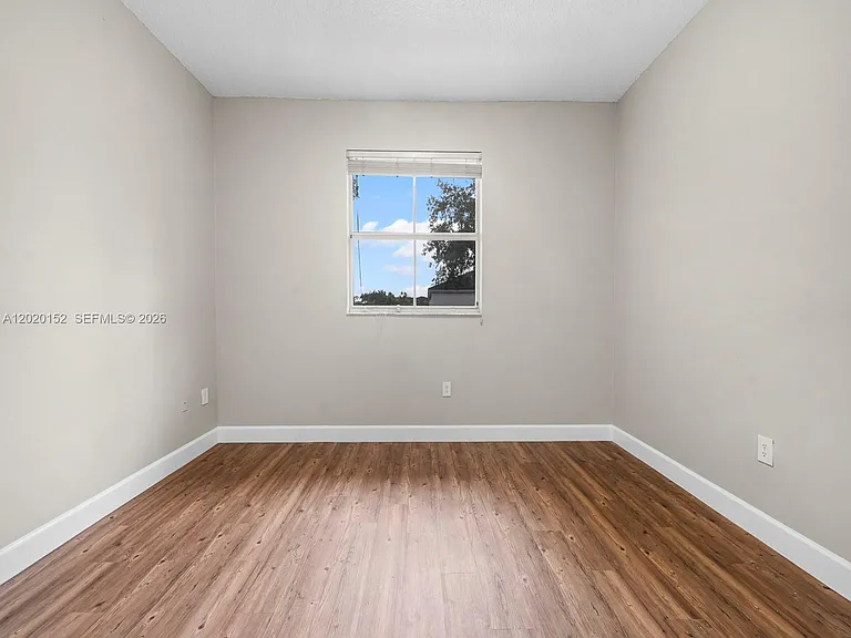 1049 NE 42nd Pl — Photo 17