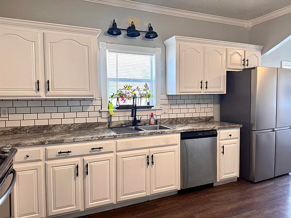 5th image of 588 Pacific St