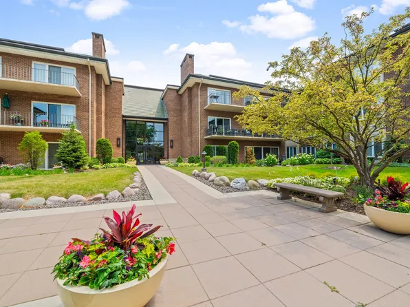 6 Oak Brook Club Dr APT J208, Oak Brook, IL 60523