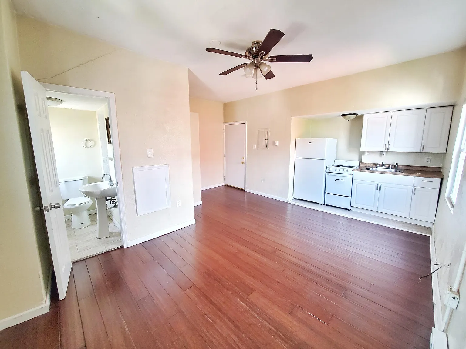 Studio, 400 sqft, $750 — Photo 2
