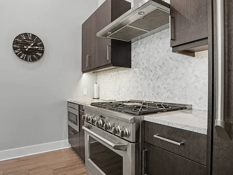 100 Garvies Point Rd #1005 — Photo 6