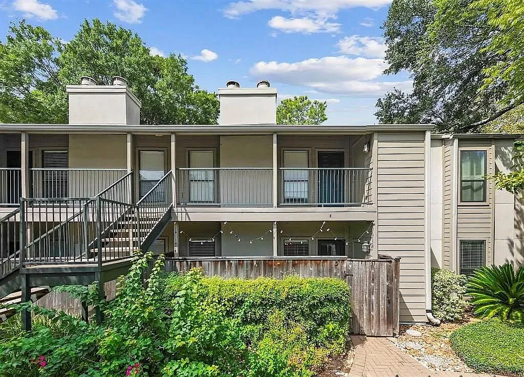 1 bed, 1.0 bath, 828 sqft, $1,300 — Photo 1