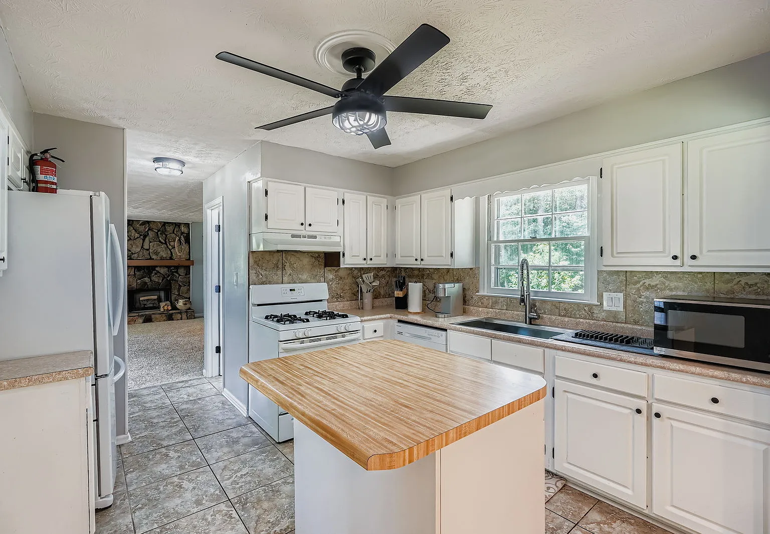 4 bed, 2.5 bath, 2500 sqft, $5,000 — Photo 4