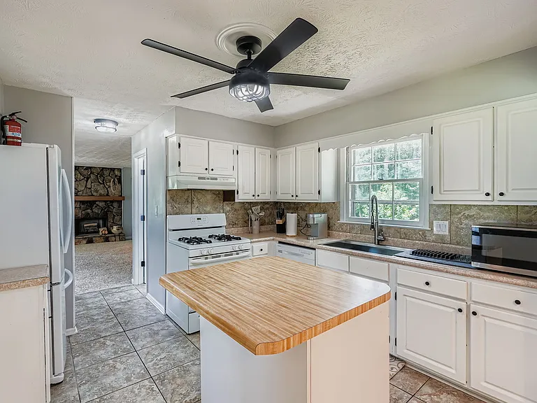 2872 Clearbrook Dr — Photo 4