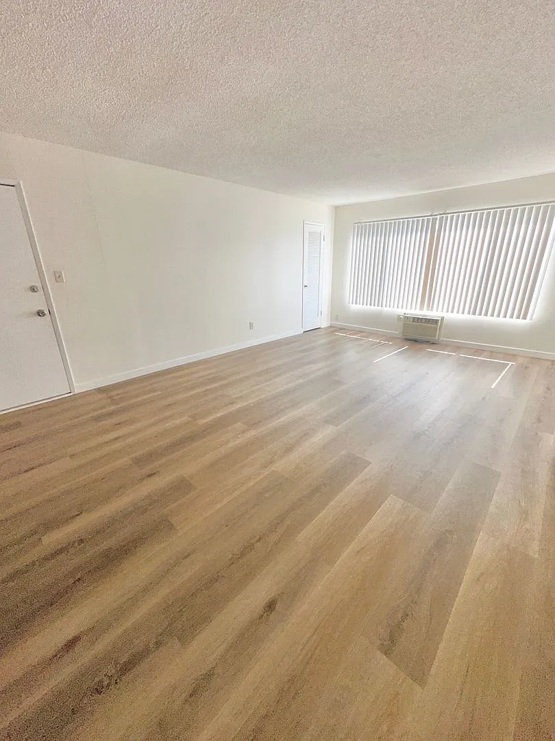 18521 Prairie St — Photo 3