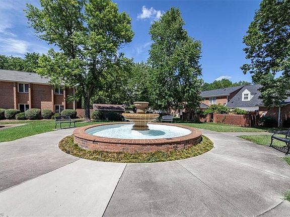 5th image of 6 Fountain View Cir APT B