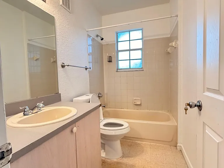 2705 Belmont Ln #2705 — Photo 6