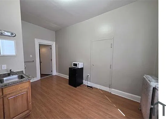 Studio, $650 — Photo 1