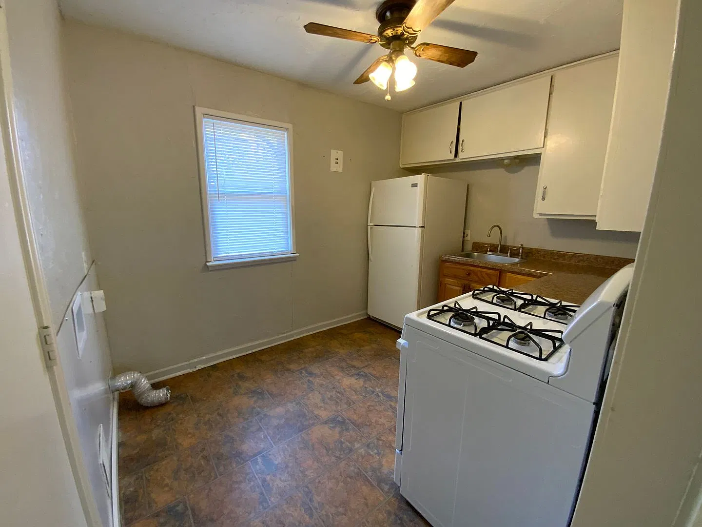 2 bedroom, 1 bath ready to call home TODAY! — Photo 4